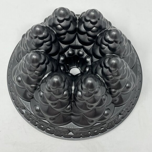 Nordic Ware Holiday Tree Bundt Cake Pan 10 cups cast aluminum EUC - Picture 3 of 8